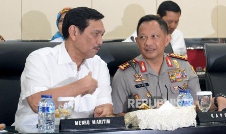 Menko bidang Kemaritiman Luhut Binsar Panjaitan berbincang dengan Kapolri Jenderal Pol Tito Karnavian sebelum mengikuti video conference (vicon) dan rapat di gedung Rupatama Mabes Polri, Jakarta, Senin(18/12).