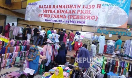 Pengunjung memilih barang pada Bazar Ramadhan 1439 H di Aula Biofarma, Kota Bandung, Kamis (24/8). (ilustrasi)