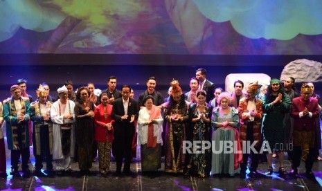 Ulang Tahun Megawati ke-71. Presiden ke-5 RI Megawati Soekarno (tengah) bersama Presiden Joko Widodo berfoto bersama usai pementasan teater saat Peringatan Ulang Tahun ke-71 di Taman Ismail Marzuki, Jakarta, Selasa (2/1).