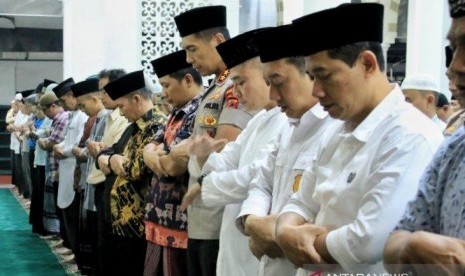 Polda Jabar Gelar Salat Gaib untuk Mbah Moen