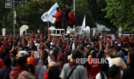 Massa yang tergabung dalam Forum Honorer Kategori 2 Indonesia melakukan aksi unjuk rasa di Depan Gedung Istana Negara, Jakarta, Rabu (31/10).