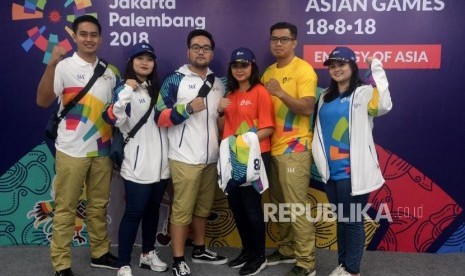 Relawan dengan mengunakan seragam volunteer ASEAN Games 2018 berfoto pada  acara peluncuran portal volunteer ASIAN Games 2018 untuk Games Times dan pengenalan seragam volunteer di Markas INASGOC, Jakarta, Kamis (18/1).