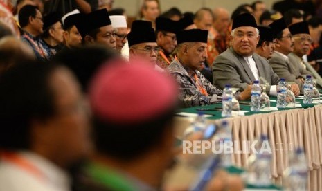 Musyawarah Besar Pemuka Agama. Utusan Khusus Presiden untuk Dialog dan Kerja Sama Antar Agama dan Peradaban (UKP-DKAAP) Din Syamsuddin (kedua kanan) menghadiri pembukaan Musyawawah Besar Pemuka Agama Untuk Kerukunan Bangsa di Jakarta, Kamis (8/2).