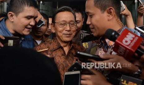 Wakil Presiden ke-11 Boediono usai menjalani pemeriksaan di gedung KPK, Jakarta, Kamis(28/12).