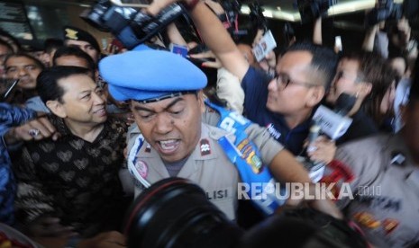  Terdakwa kasus tindak pidana korupsi KTP Elektronik Setya Novanto tersenyum usai mengikuti  sidang lanjutan  dengan agenda putusan sela  di TIPIKOR, Jakarta, Kamis (4/1).