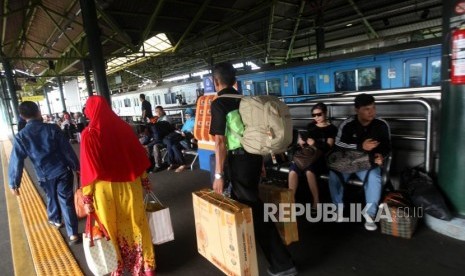 Sejumlah calon pemudik menunggu kedatangan kereta api di Stasiun Gambir, Jakarta, Selasa (5/6).