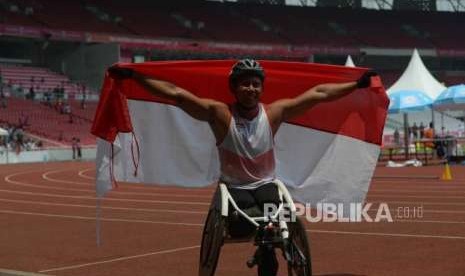 Aripin Jaenal celebrate his achievement in 200 meter man wheelchair (T54) in Asian Para Games 2018 at Gelora Bung Karno (GBK) Main Stadium, Jakarta, Friday (Oct 12).