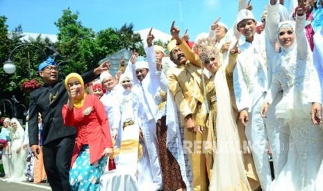 Wali Kota Bandung Ridwan Kamil beserta istri berfoto bersama dengan puluhan pasangan pengantin pada acara Nikah Masal di Pendopo, Kota Bandung, Rabu (22/11).