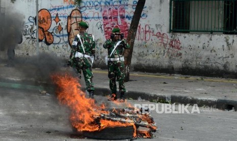 Sejumlah anggota TNI datang untuk menenangkan massa di Jalan Jatibaru Raya, Tanah Abang, Jakarta, Rabu (22/5).