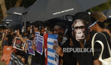 Sejumlah massa Aksi Kamisan dan Mahasiswa Papua Anti Rasisme, Kapitalisme, Kolonialisme dan Militerisme menggelar unjuk rasa di Jalan Merdeka Utara, Jakarta, Kamis (22/8).