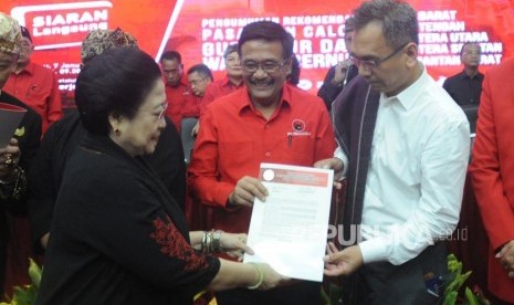 Ketua Umum PDIP Megawati Soekarnoputri  memberikan surat rekomendasi kepada    Calon Gubernur dan Wakil Gubernur Sumatera Utara Djarot Saiful Hidayat  dan Sihar Sitorus di kantor DPP PDIP, Lenteng Agung, Jakarta Selatan, Ahad (7/1).