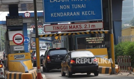 Sejumlah kendara menlintas dipintu Tol Lenteng Agung, Jakarta, Rabu (4/7).