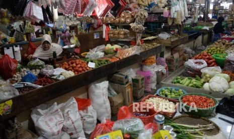 Pedagang menata bahan makanan di Pasar Rumput, Jakarta, Senin (3/12).