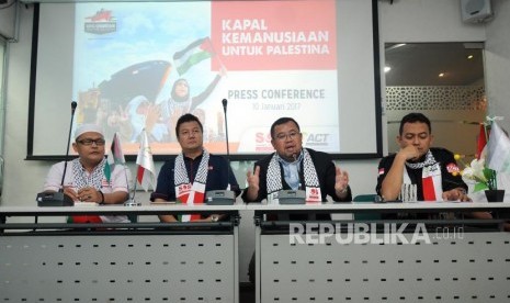 General Manager Samudera Indonesia Logistik Kargo M. Imam bersama Direktur Samudera Indonesia Logistik Kargo Dani Zaelani, President Aksi Cepat Tanggap Ahyudin, Vice President Aksi Cepat Tanggap Insan Nurrochman (dari kiri) saat konferensi pers di Kantor Aksi Cepat Tanggap, Cilandak, Jakarta, Rabu (10/1).