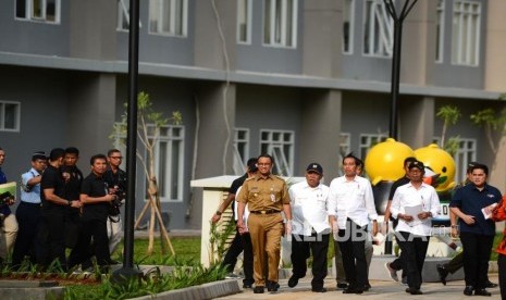 Tinjau Kesiapan Wisma Atlet. Presiden Joko Widodo (tengah) bersama Gubernur DKI Jakarta Anies Baswedan (kiri), Menteri PUPR Basuki Hadimuljono (kedua kiri), dan Ketua INASGOC Erick Thohir (kanan) meninjau kesiapan Wisma Atlet Asian games 2018 di Kemayoran, Jakarta, Senin (26/2).