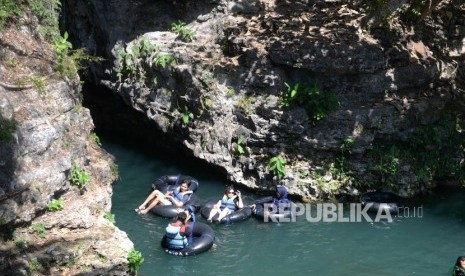 Wirawisata Goa Pindul. Pengunjung mencoba wisata river tubing di Goa Pindul, Gunung Kidul, Yogyakarta, Sabtu (8/6/2019).