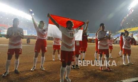 Kalah Melawan Cina Taipe. Timnas Sepak Bola Putri Indonesia mengucapkan terima kasih kepada suporter usai melawan Cina Taipe pada pertandingan cabang Sepak Bola Putri Asian Games 2018 di Stadion Jakabaring, Palembang, Ahad (19/8).