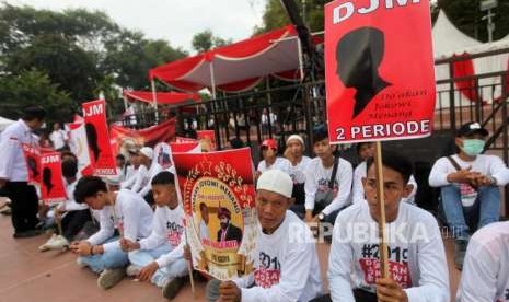 Relawan Jokowi-Ma'ruf Amin berkumpul untuk menunggu kedatangan capres petahana Joko Widodo bersama cawapres Ma'ruf Amin di Tugu Proklamasi, Jakarta, Jumat (21/9).