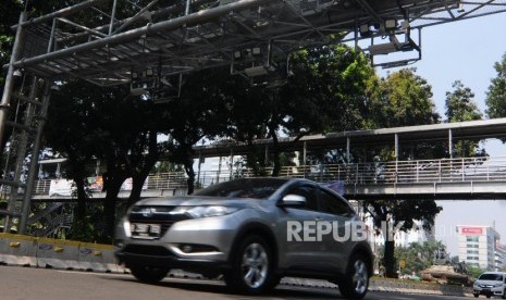 Penambahan Kamera Tilang Elektronik.Kendaraan melintasi Kamera pengawas atau Closed Circuit Television (CCTV) terpasang di kawasan Jalan Medan Merdeka Barat, Jakarta Pusat, Senin (1/7).