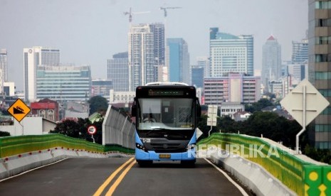 Bus Transjakarta Koridor 13 Tendean-Ciledug melintasi halte CSW di Jakarta Selatan.