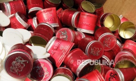 Sejumlah barang bukti diperlihatkan saat rilis kasus minuman keras oplosan di Polres Jakarta Utara