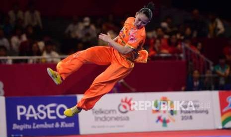 Penampilan Atlet Wushu Indonesia  Felda Elvira Santoso dalam pertandingan Cabang   Wushu Chanquan  Putri Asian Games 2018 di Jie Expo Kemayoran, Jakarta, Minggu (19/8).