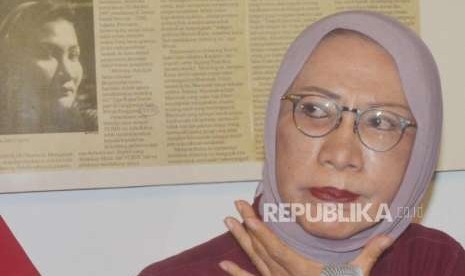 Ekpresi aktivis kemanusiaan, Ratna Sarumpaet memberikan keterangan kepada media terkait pemberitaan penganiyaan terhadap dirinya di kediaman Ratna Srumpaet, Jakarta, Rabu (3/10).