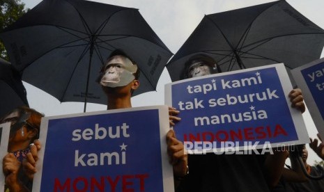 Sejumlah massa Aksi Kamisan dan Mahasiswa Papua Anti Rasisme, Kapitalisme, Kolonialisme dan Militerisme menggelar unjuk rasa di Jalan Merdeka Utara, Jakarta.