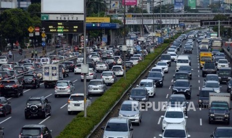 Sejumlah kendaraan melintasi ruas tol dalam kota di Jalan Letjen MT Haryono, Tebet, Jakarta Selatan, Selasa (5/12).