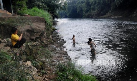 Aliran Sungai Cilwung Surut. Sejumlah anak-anak bermain di aliran sungai Ciliwung yang surut di Depok, Jawa Barat, Kamis (4/7).