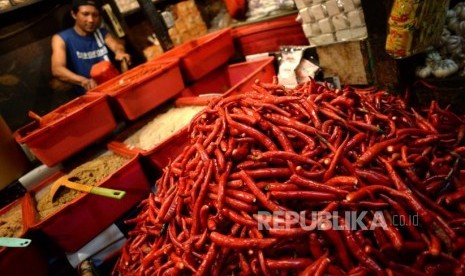 Cabai Merah Sumbang Inflasi Oktober. Cabai merah dijajakan oleh pedagang di Pasar Senen, Rabu (1/11).