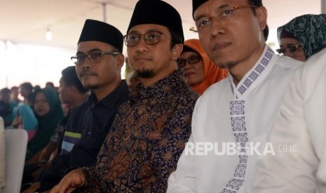 Wakil Ketua Pengurus Masjid At-Tin KH Al Mustaghfirin (Kanan),Pemimpin Redaksi Republika Irfan Junaidi (kiri)  dan Ustad Yusuf Mansur sebelum memberikan ceramah sebagai pembuka acara Festival Republik di Masjid Agung At-Tin, Jakarta, Jumat (29/12).