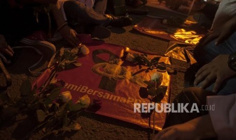 Spanduk Kami Bersama Polri dan bunga mawar dalam acara doa bersama di halaman depan mabes polri, Jakarta, Kamis (10/5) malam. Acara ini bertujuan untuk memanjatkan doa untuk para korban meninggal dalam kasus kerusuhan di Mako Brimob dan juga sebagai bentuk dukungan terhadap kepolisian dalam memberantas terorisme di Indonesia.