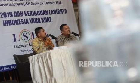 Survei Capres Berdasar Pancasila. Peneliti LSI Denny JA, Rully Akbar (kanan) bersama Ikrama M memberikan paparan hasil survei LSI di Jakarta, Kamis (4/10).