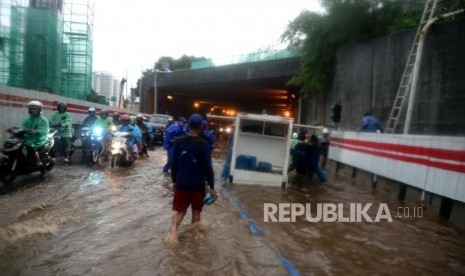 Petugas menyiapkan pompa untuk menyedot genangan air di terowongan Cawang, Jakarta, Selasa (12/12).