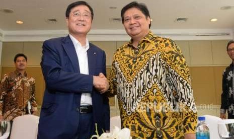 Chief Executive Officer Mitsubishi Motors Corporation Osamu Masuko (kiri) bersalaman dengan Menteri Perindustrian Airlangga Hartarto usai press conference di Jakarta, Rabu (3/10).