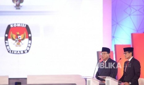 Pasangan Capres dan Cawapres nomor urut 02 Prabowo Subianto dan Sandiaga Uno saat debat pertama pasangan calon presiden dan wakil presiden pemilu 2019 di Jakarta, Kamis (17/1).