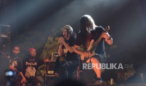 Penampilan band deadsquad dalam  acara hammersonic 2018 di  Pantai Karnaval Ancol, Jakarta, Senin (23/7).