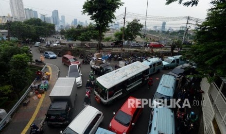 Sejumlah kendaraan terjebak kemacetan di kawasan Tanah Abang, Jakarta, Kamis (7/3).