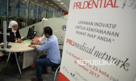 Pertumbuhan Asurasi Syariah. Petugas melayani nasabah di kantor layanan Asuransi Prudential Syariah, Jakarta, Rabu (14/3).