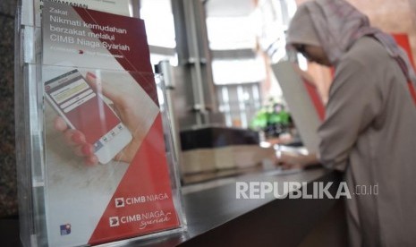 Nasabah melakukan transaksi di Bank CIMB Niaga Syariah, Jakarta, Rabu (7/11).