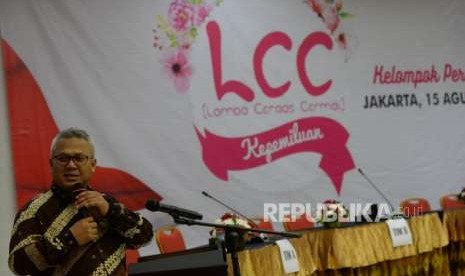 Ketua KPU Arief Budiman memberikan sambutan pada acara Lomba Cerdas Cermat (LCC) Kepemiluan Kelompok Perempuan di Gedung KPU, Jakarta, Rabu (15/8).