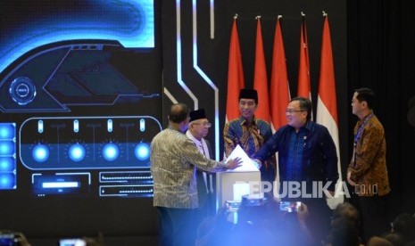 Presiden Joko Widodo (tengah) bersama dengan Menko Perekonomian Darmin Nasution (kiri), Ketua DSN-MUI KH Ma'ruf Amin (dua kiri), Menteri PPN/Kepala Bappenas Bambang Brodjonegoro (dua kanan) dan Direktur Eksekutif KNKS Ventje Rahardjo (kanan) saat peluncuran masterplan ekonomi syariah Indonesia 2019-2024 di Jakarta, Selasa (14/5).