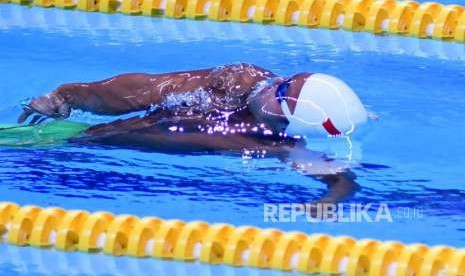 Perenang Indonesia I Gede Siman Sudartawa berlomba di nomor 50 meter gaya punggung putra cabang olahraga renang Asian Games 2018 di Stadion Aquatik, Senayan, Jakarta, Senin(20/8).