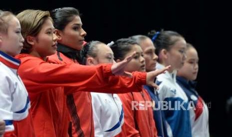 Pesenam putri Indonesia Rifda Irfanaluthfi memberikan salam kepada penonton sebelum bertanding pada pertandingan final cabang senam artistik kategori kuda-kuda lompat (Vault) putri Asian Games 2018 di Jiexpo Kemayoran, Jakarta, Kamis (23/8).