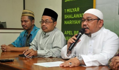 Ketua Panitia Hari Santri Nasional yang juga Wakil Ketua Pengurus Besar Nahdlatul Ulama (PBNU) KH. Munahar Muchtar (kanan) didampingi jajaran Pengurus Wilayah Nadlatul Ulama (PWNU) menggelar konferensi pers Hari Santri Nasional 2017 di Balai Kota Jakarta Barat, Selasa (17/10).