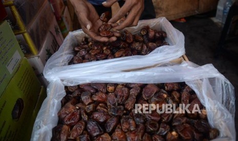 Pedagang menata buah Kurma dagangannya di kawasan Tanah Abang, Jakarta, Selasa (14/5).