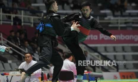 Pesilat Indonesia Abdul Malik (pita merah) bertanding melawan pesilat Vietnam Dinh Tuan Nguyen pada babar penyisihan cabang pencak silat putra kelas B 50-55 kg Asian Games 2018 di Padepokan Pencak Silat TMII, Jakarta, Kamis (23/8).