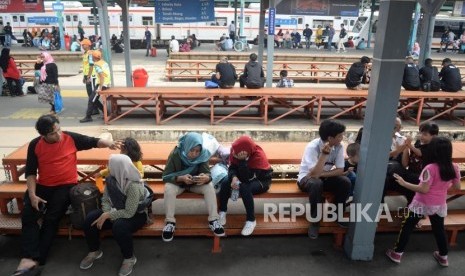 Sejumlah penumpang menunggu Kereta Rel Listrik (KRL) di Stasiun Manggarai, Jakarta, Ahad (4/8).