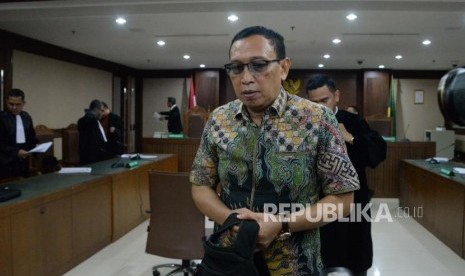 Dakwaan KONI. Sekretaris Jenderal Komite Olahraga Nasional Indonesia (Sekjen KONI) Ending Fuad Hamidy usai menjalani sidang perdana dengan agenda pembacaan dakwaan di Pengadilan Tipikor, Jakarta, Senin (11/3).